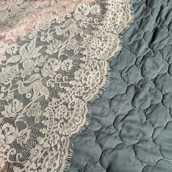 TORRID Charming Pink Blush Lace Blouse EUC - Picture 5 of 7